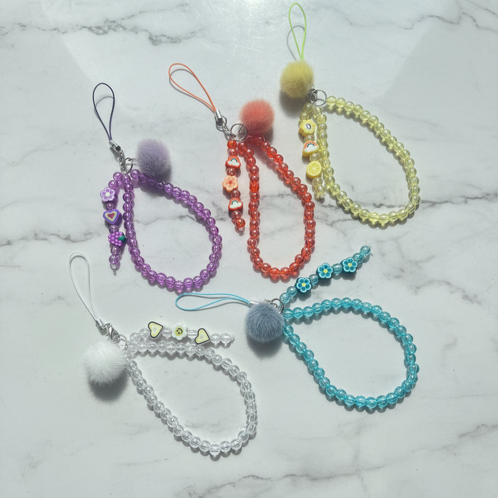 Chaînes de téléphone kawaii avec pompons en fourrure, perles colorées et breloques fimo – Cuteberry