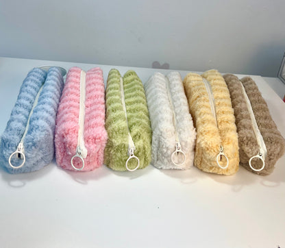 Trousse en peluche rayée