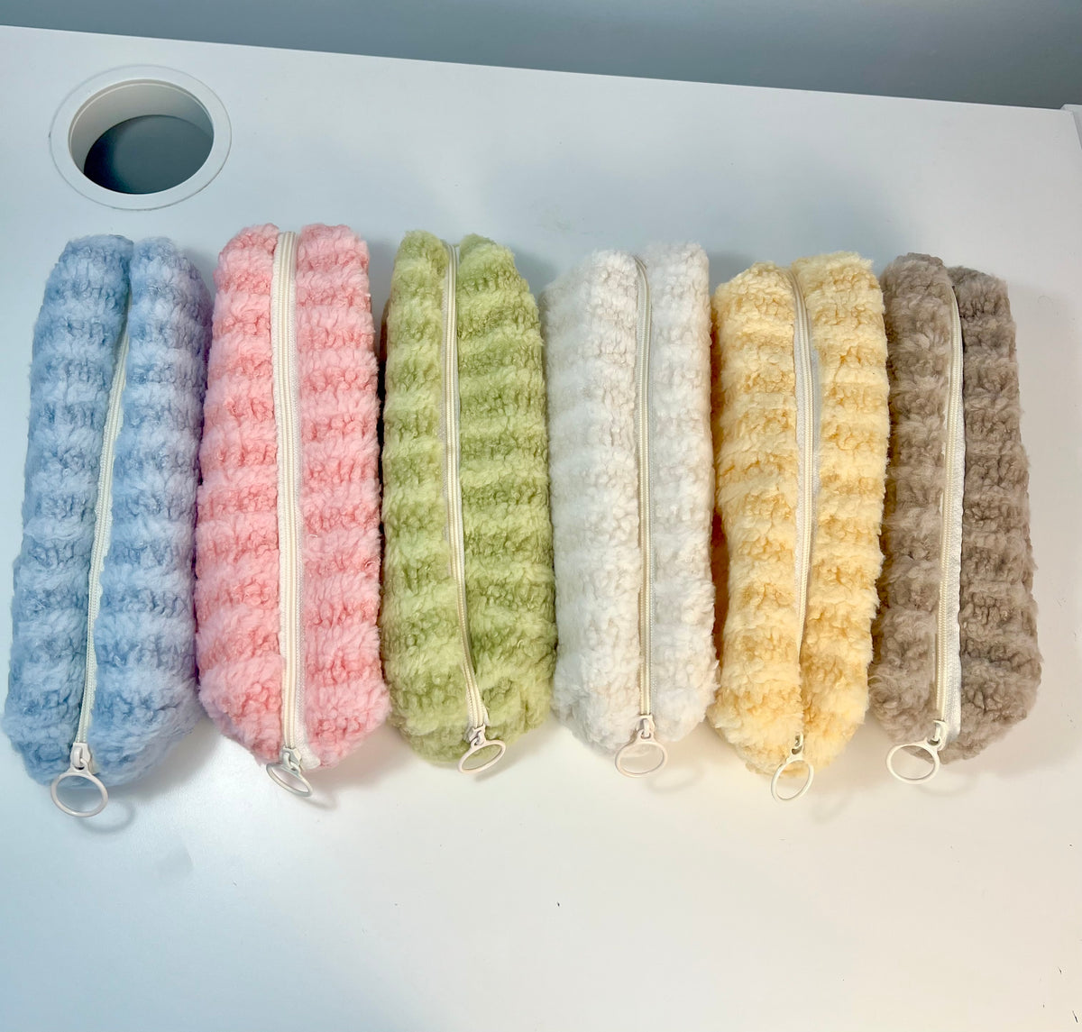 Trousse en peluche rayée