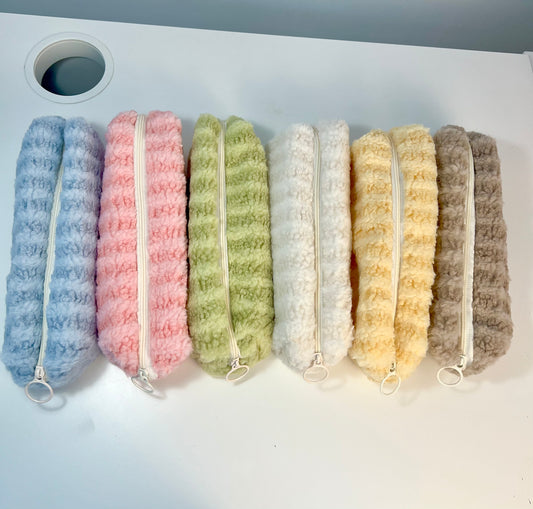 Trousse en peluche rayée
