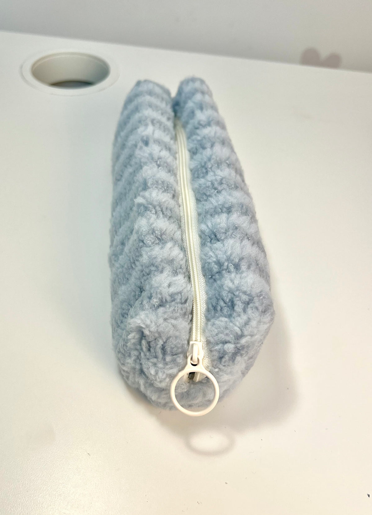 Trousse en peluche rayée