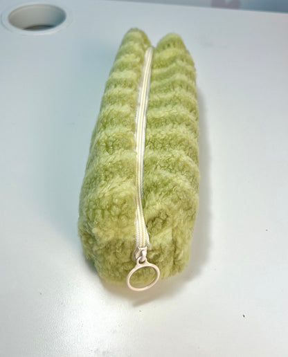 Trousse en peluche rayée