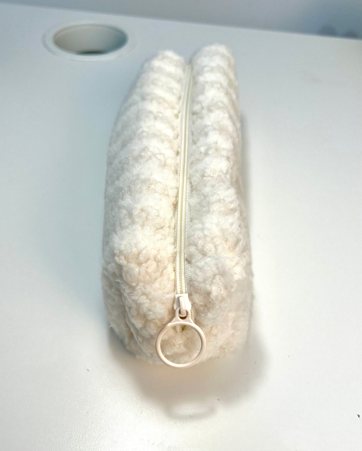 Trousse en peluche rayée