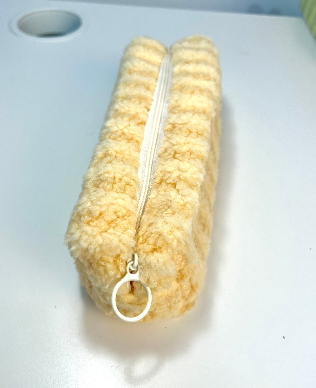 Trousse en peluche rayée