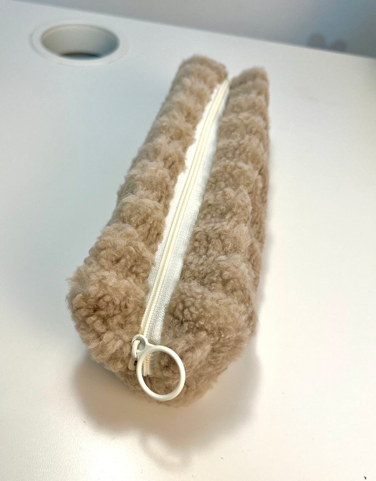 Trousse en peluche rayée