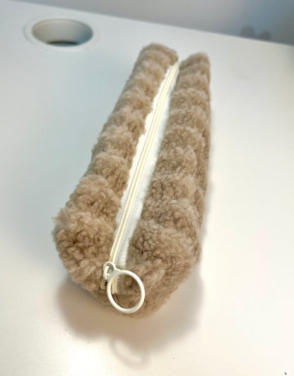 Trousse en peluche rayée