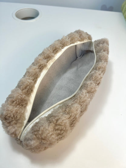 Trousse en peluche rayée