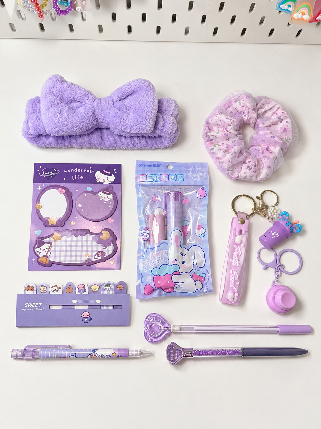 Box Lavande Gourmande : bandeau à nœud, chouchou fleuri, papeterie et porte-clés kawaii dans les tons lilas.