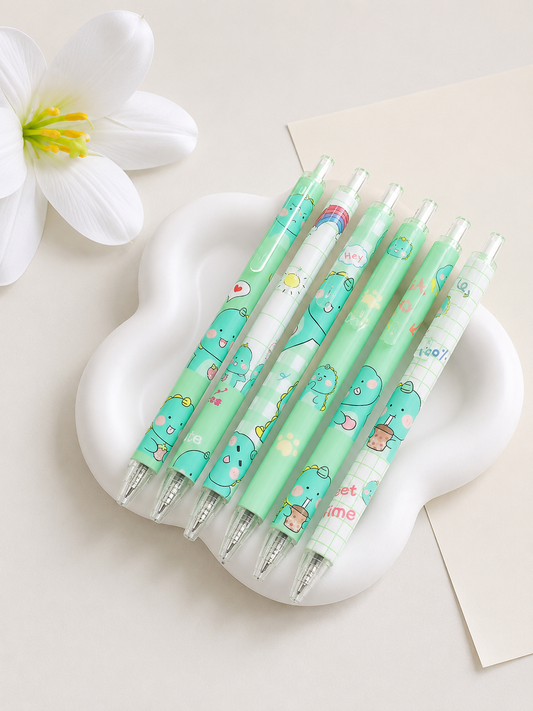 Stylos kawaii dinosaure vert menthe avec illustrations mignonnes, posés sur un support blanc